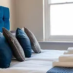 Central, Stunning 2 Bed Apartment With Parking!
