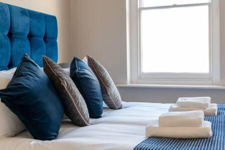 Central, Stunning 2 Bed With Parking! Apartment *