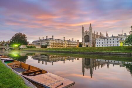 Central, Stunning 2 Bed With Parking!