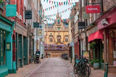 Central, Stunning 2 Bed With Parking! * Cambridge (Cambridgeshire)
