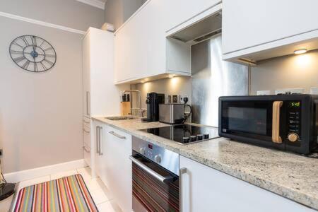 Apartment Central, Stunning 2 Bed With Parking!