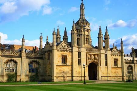 Central, Stunning 2 Bed With Parking! Apartment