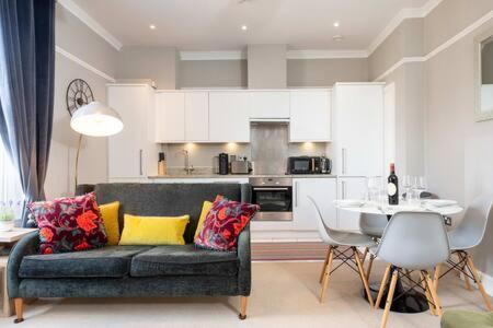 Central, Stunning 2 Bed With Parking! * Cambridge (Cambridgeshire)