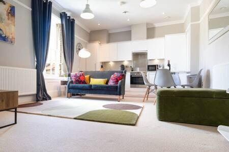 Apartment Central, Stunning 2 Bed With Parking!
